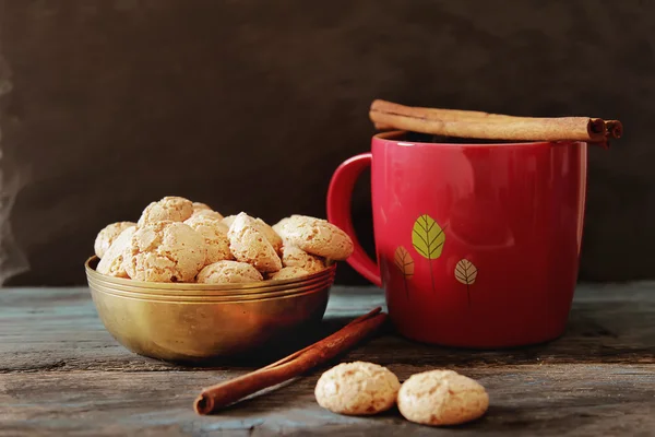 Cocoa with cinnamon and cookies ametarro Italian sweets — Stock Photo, Image