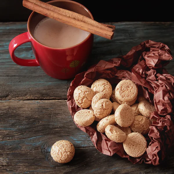 Cocoa with cinnamon and cookies ametarro Italian sweets — Stock Photo, Image