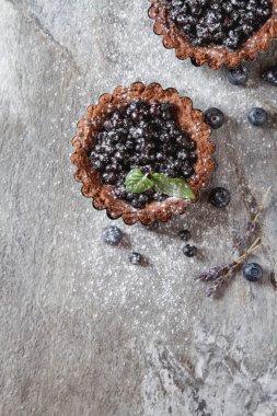 Nane ve lavanta ile ev yapımı böğürtlenli turta. gri taş tablo