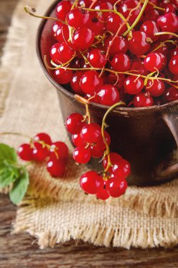 Eski dökme demir siyah Kupası dolu bir kara günü taze olgun kırmızı kuş üzümü