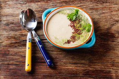 Maydanoz 【Colore ile mavi bir tabak içinde ev yapımı krem mantar çorbası