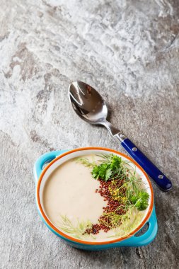 Maydanoz 【Colore ile mavi bir tabak içinde ev yapımı krem mantar çorbası