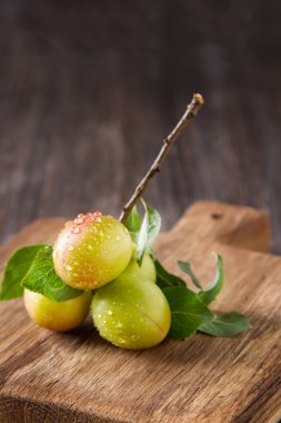 Olgun Erik kırmızı ve sarı. Koyu ahşap arka plan