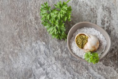 Büyük Escargots de Bourgogne - salyangoz ile sarımsak tereyağı, pişmiş