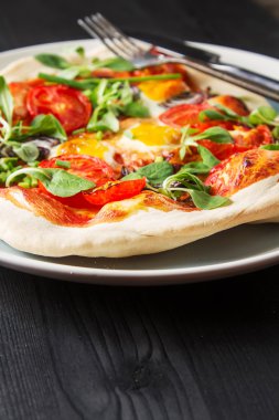 İtalyan pizza domates ile ev ve Bıldırcın yumurta salatası beyaz p