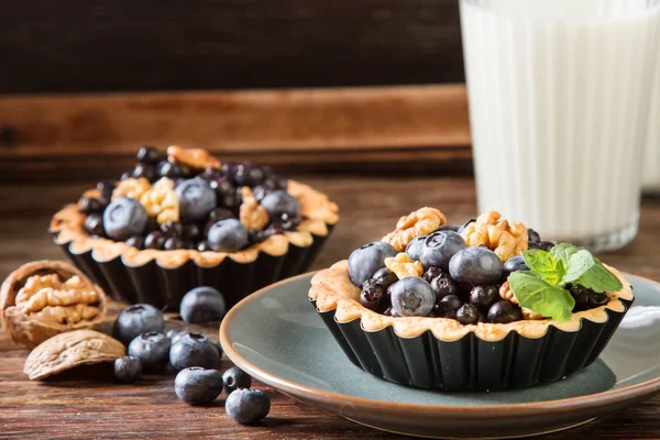 自制蓝莓馅饼、 核桃、 牛奶上黑暗的胡薄荷 — 图库照片