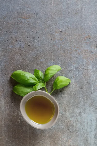 Azeitonas verdes maduras e azeite em uma tigela. Fundo escuro. Topo — Fotografia de Stock