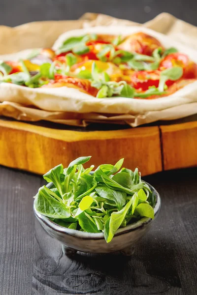 Casa Pizza italiana com salada de ovos de tomate e codorna em uma cozedura — Fotografia de Stock