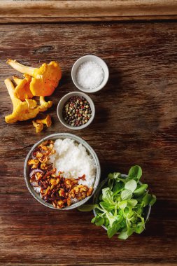 Mantar lesichkami eski Çin plaka ile pirinç. F yaprakları