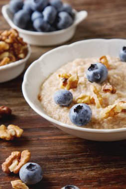 Mükemmel kahvaltı. Yaban mersini ile yulaf ezmesi. Sağlıklı beslenme için 