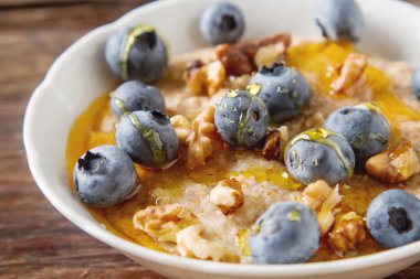 Mükemmel kahvaltı. Yulaf ezmesi yaban mersini ceviz ve bal. Sağlıklı e