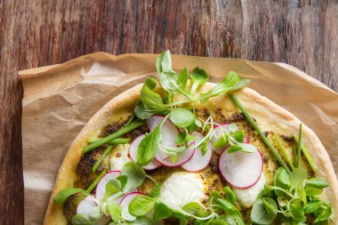 Pesto, marul ve turp pape pişirme üzerinde ev İtalyan pizza