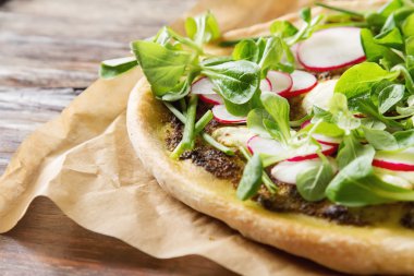 Pesto, marul ve turp pape pişirme üzerinde ev İtalyan pizza