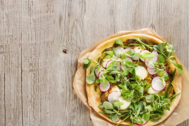 Pesto, marul ve turp pape pişirme üzerinde ev İtalyan pizza