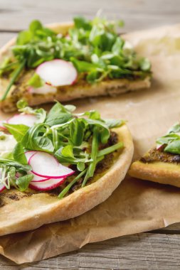 Pesto, marul ve turp pape pişirme üzerinde ev İtalyan pizza