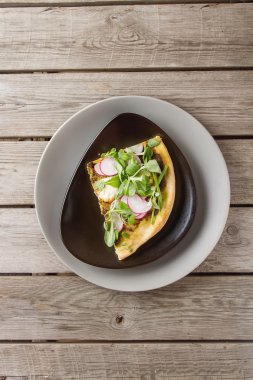 Pesto, marul ve turp gri plaka üzerinde ev İtalyan pizza.