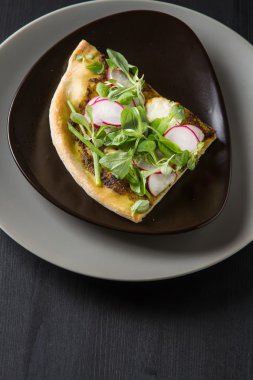 Pesto, marul ve turp gri plaka üzerinde ev İtalyan pizza.