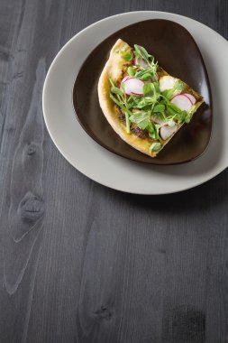 Pesto, marul ve turp gri plaka üzerinde ev İtalyan pizza.