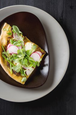 Pesto, marul ve turp gri plaka üzerinde ev İtalyan pizza.