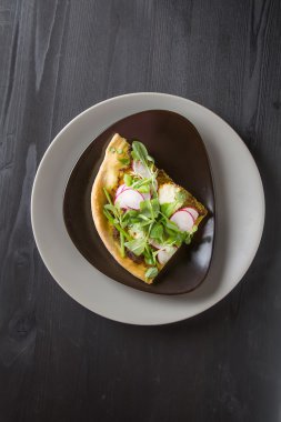 Pesto, marul ve turp gri plaka üzerinde ev İtalyan pizza.