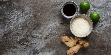 Bir bardak çiğ beyaz pirinç, olgun yeşil limon, soya ile taze zencefil 