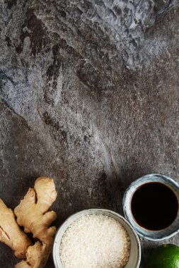 Bir bardak çiğ beyaz pirinç, olgun yeşil limon, soya ile taze zencefil 