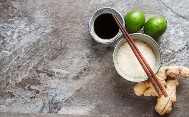 Bir bardak çiğ beyaz pirinç, olgun yeşil limon, soya ile taze zencefil 