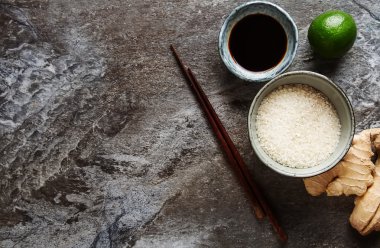 Bir bardak çiğ beyaz pirinç, olgun yeşil limon, soya ile taze zencefil 