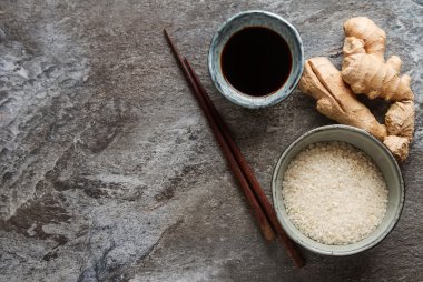 Bir bardak çiğ beyaz pirinç, olgun yeşil limon, soya ile taze zencefil 