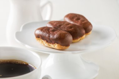 Fransızca çikolatalı kek, bir fincan sıcak kahve ile eklerleri