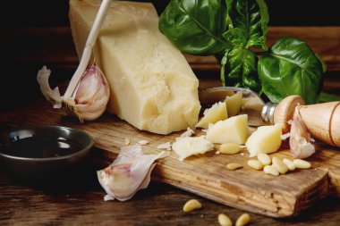 Bıçak taze yeşil fesleğen, zeytin yağı ile İtalyan parmesan peyniri,