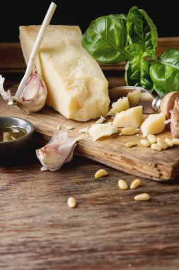 Bıçak taze yeşil fesleğen, zeytin yağı ile İtalyan parmesan peyniri,