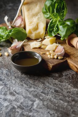 Bıçak taze yeşil fesleğen, zeytin yağı ile İtalyan parmesan peyniri,