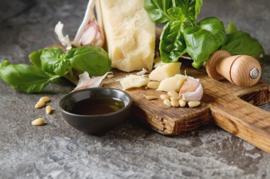 Bıçak taze yeşil fesleğen, zeytin yağı ile İtalyan parmesan peyniri,