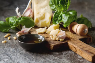 Bıçak taze yeşil fesleğen, zeytin yağı ile İtalyan parmesan peyniri,