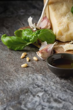 Bıçak taze yeşil fesleğen, zeytin yağı ile İtalyan parmesan peyniri,