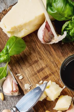 Bıçak taze yeşil fesleğen, zeytin yağı ile İtalyan parmesan peyniri,