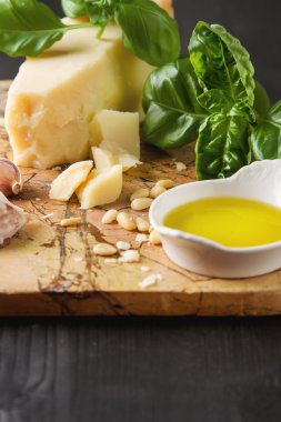 Bıçak taze yeşil fesleğen, zeytin yağı ile İtalyan parmesan peyniri,