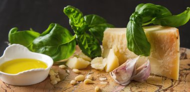 Bıçak taze yeşil fesleğen, zeytin yağı ile İtalyan parmesan peyniri,