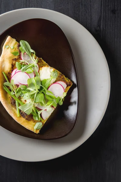 Pesto, marul ve turp gri plaka üzerinde ev İtalyan pizza.