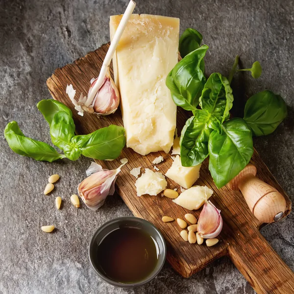 Włoski ser parmezan z noża świeża bazylia zielona, oliwek oleju, — Zdjęcie stockowe