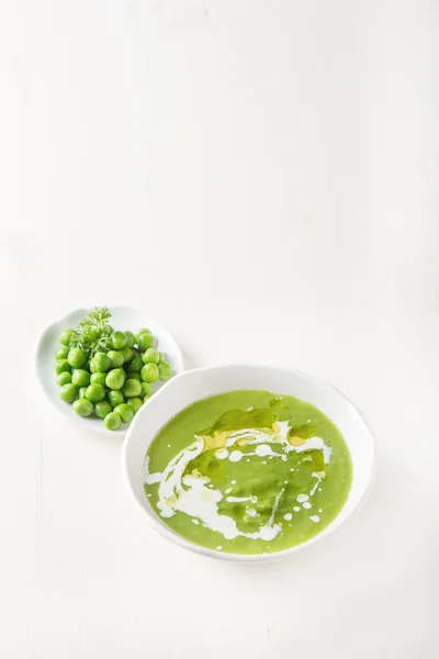 Purê de sopa de ervilha em uma tigela branca velha com decoração de salsa. Whi... — Fotografia de Stock