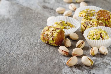 Doğu tatlılar. Bir vazoda Antep fıstığı ile Türk lokumu. Karanlık 