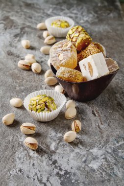 Doğu tatlılar. Bir vazoda Antep fıstığı ile Türk lokumu. Karanlık 