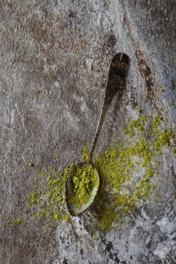 Eski bir vintage kaşık Matcha çay. Gri arka plan. Üstten Görünüm