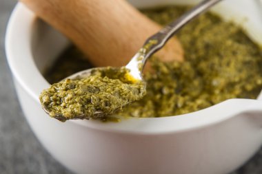 Ev yapımı yeşil pesto sos fesleğen ve beyaz mor çam fıstığı