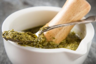 Ev yapımı yeşil pesto sos fesleğen ve beyaz mor çam fıstığı