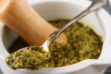 Ev yapımı yeşil pesto sos fesleğen ve beyaz mor çam fıstığı