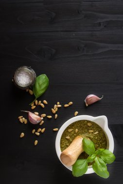 Ev yapımı yeşil pesto sos fesleğen ve beyaz mor çam fıstığı