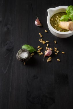 Ev yapımı yeşil pesto sos fesleğen ve beyaz mor çam fıstığı
